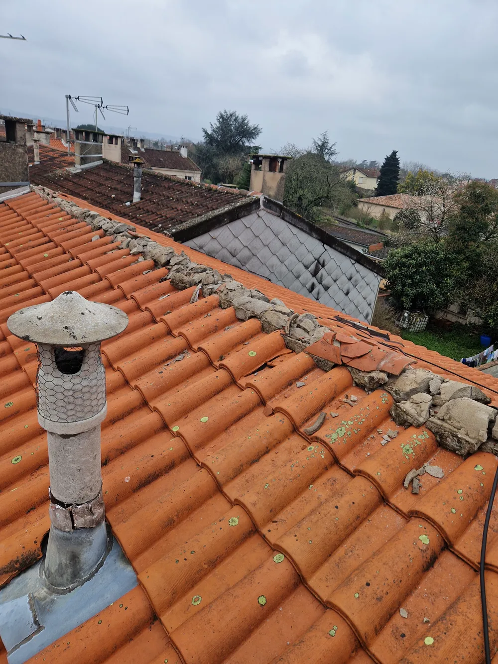 Faîtage à reprendre sur une toiture en tuiles