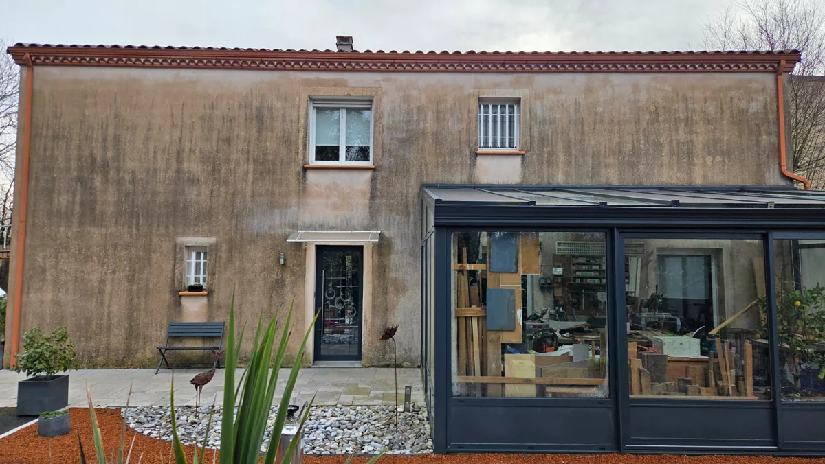 Façade tachée avant nettoyage