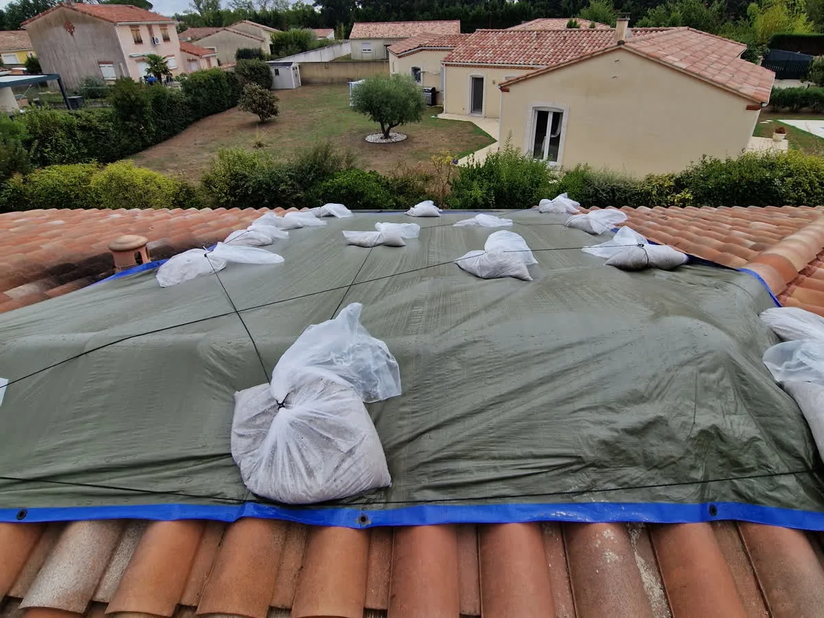 Bâchage provisoire posé sur une toiture par K.L. RENOV