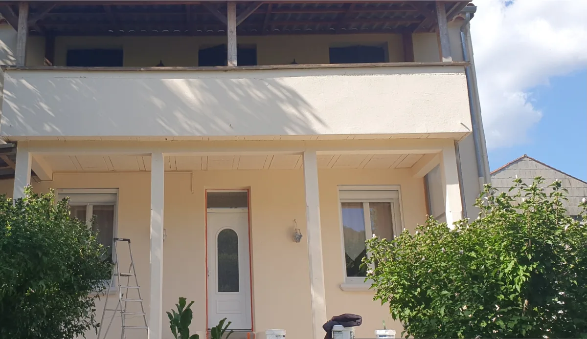 Même façade à balcon repeinte après ravalement