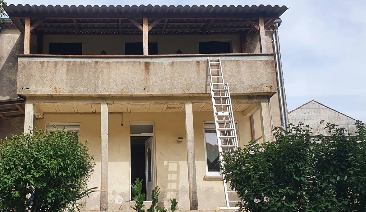 Façade à balcon, crépi et balcon tachés avant ravalement
