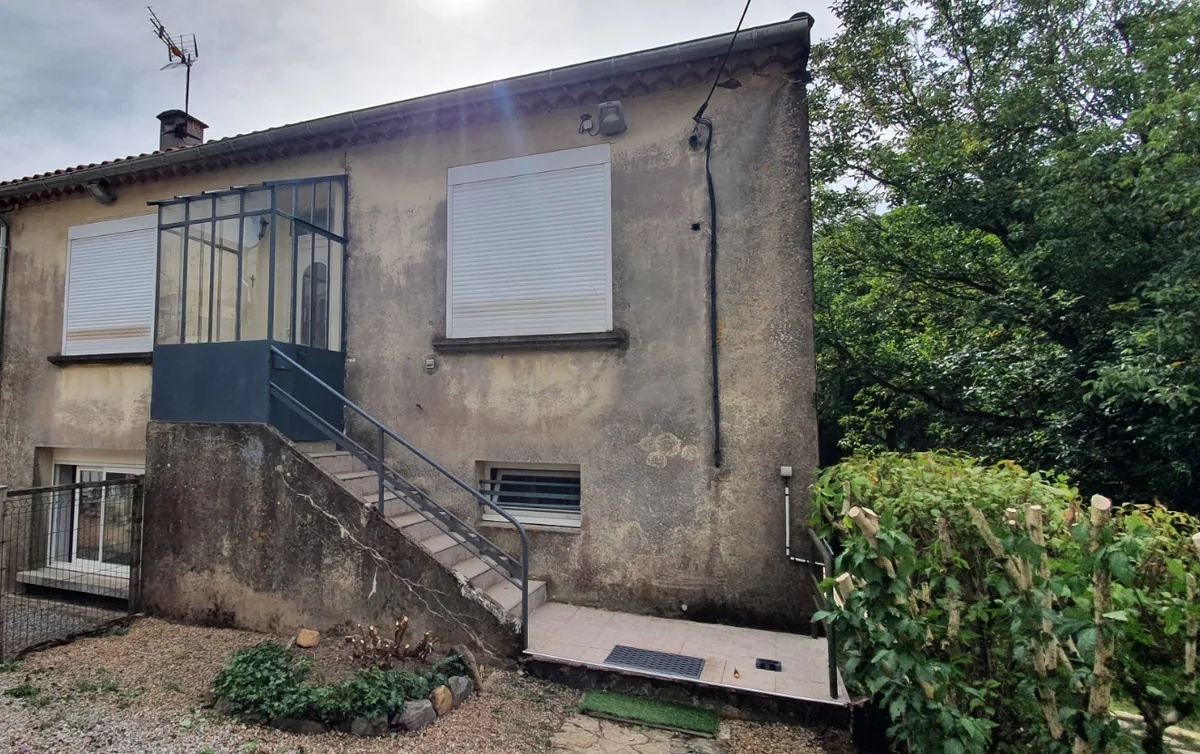 Maison au crépi grisé et taché avant ravalement