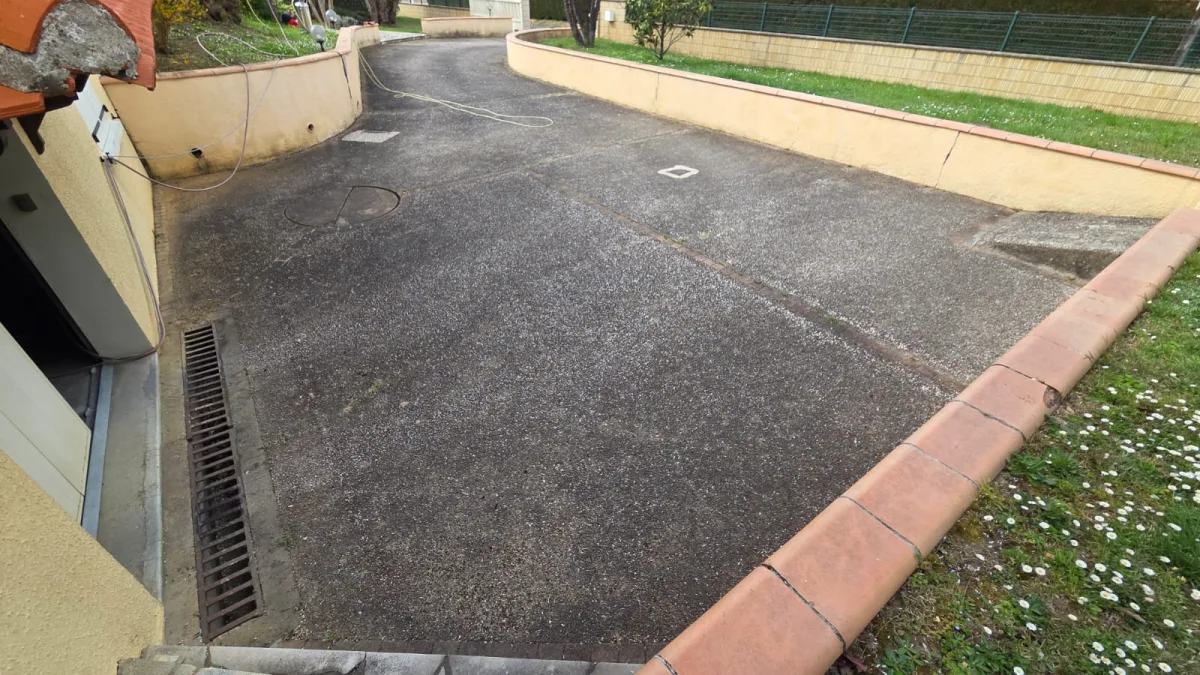 Second angle de la terrasse avant nettoyage